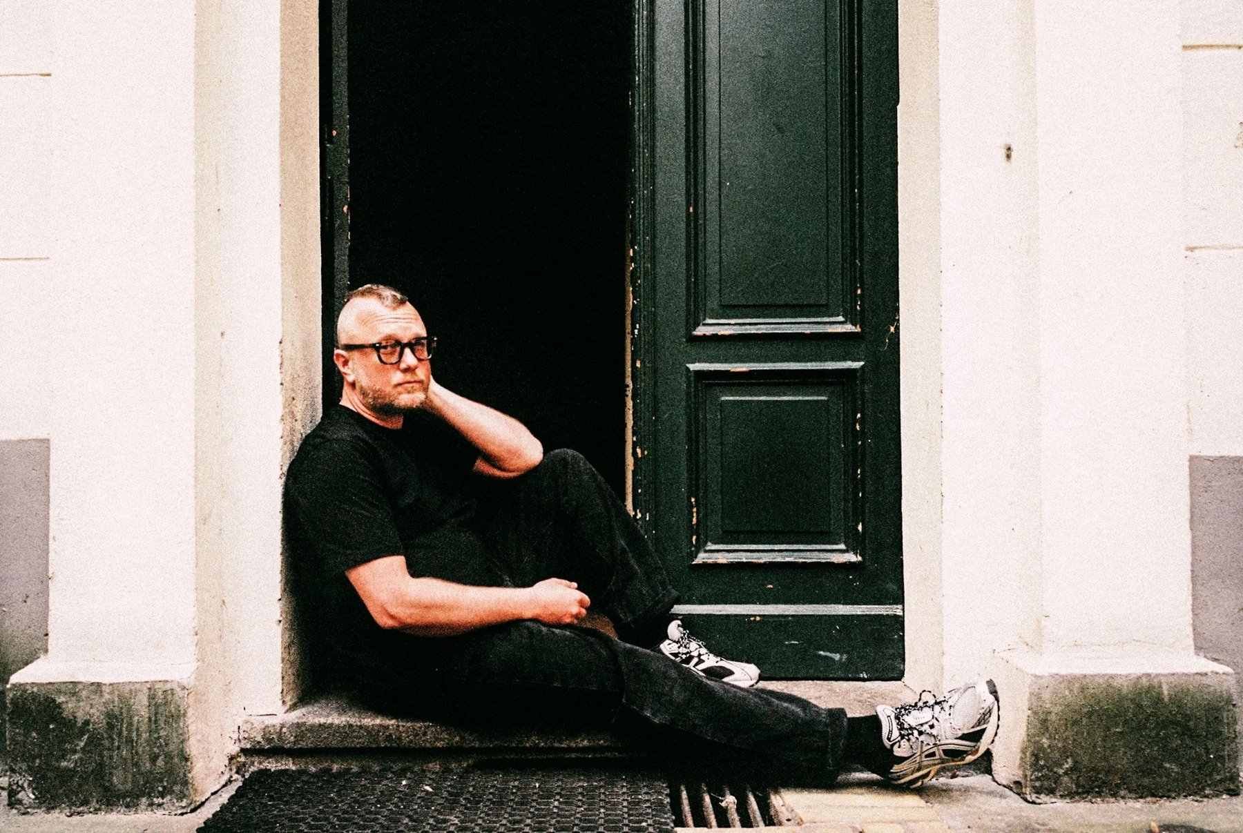 Max Strohe auf der Türschwelle des tulus lotrek